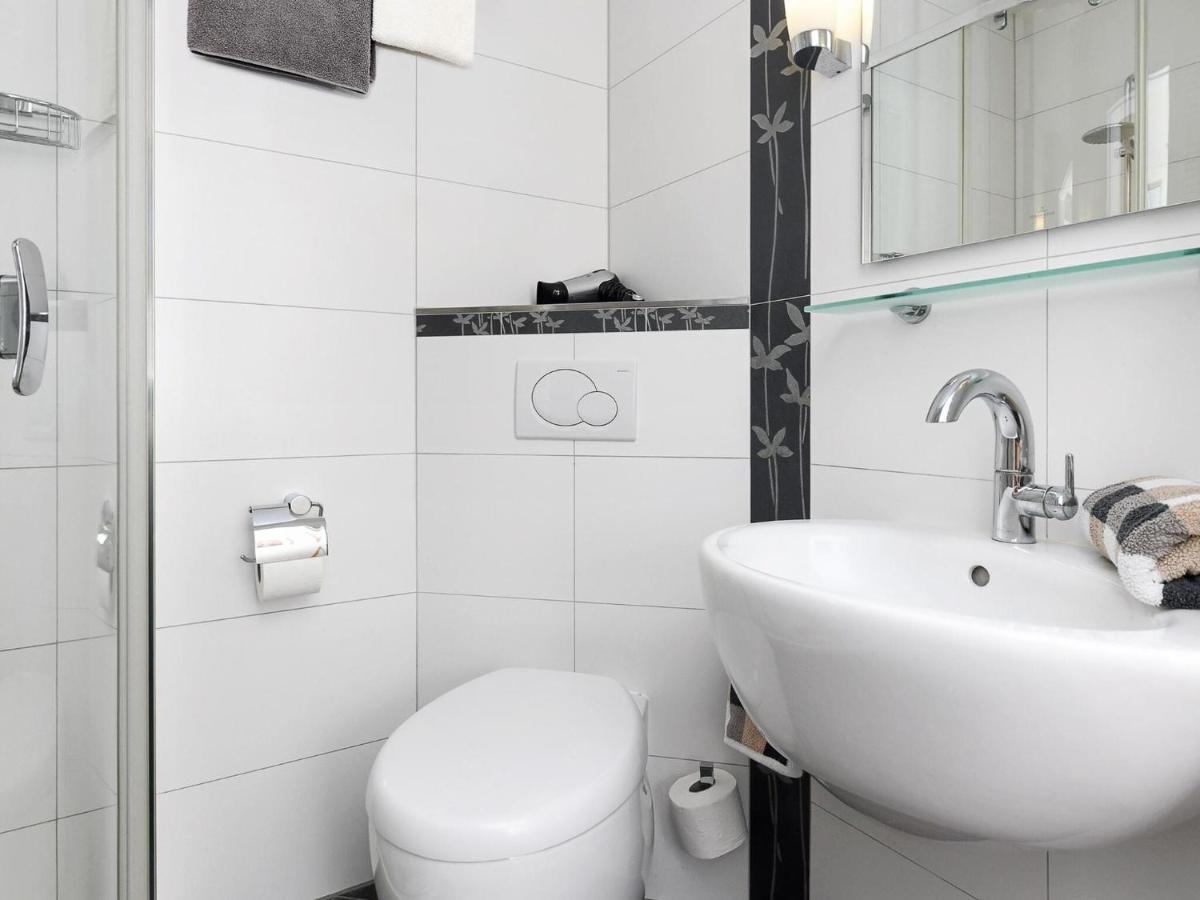 Charming Apartment On Ruegen Island With Balcony ゼリン エクステリア 写真